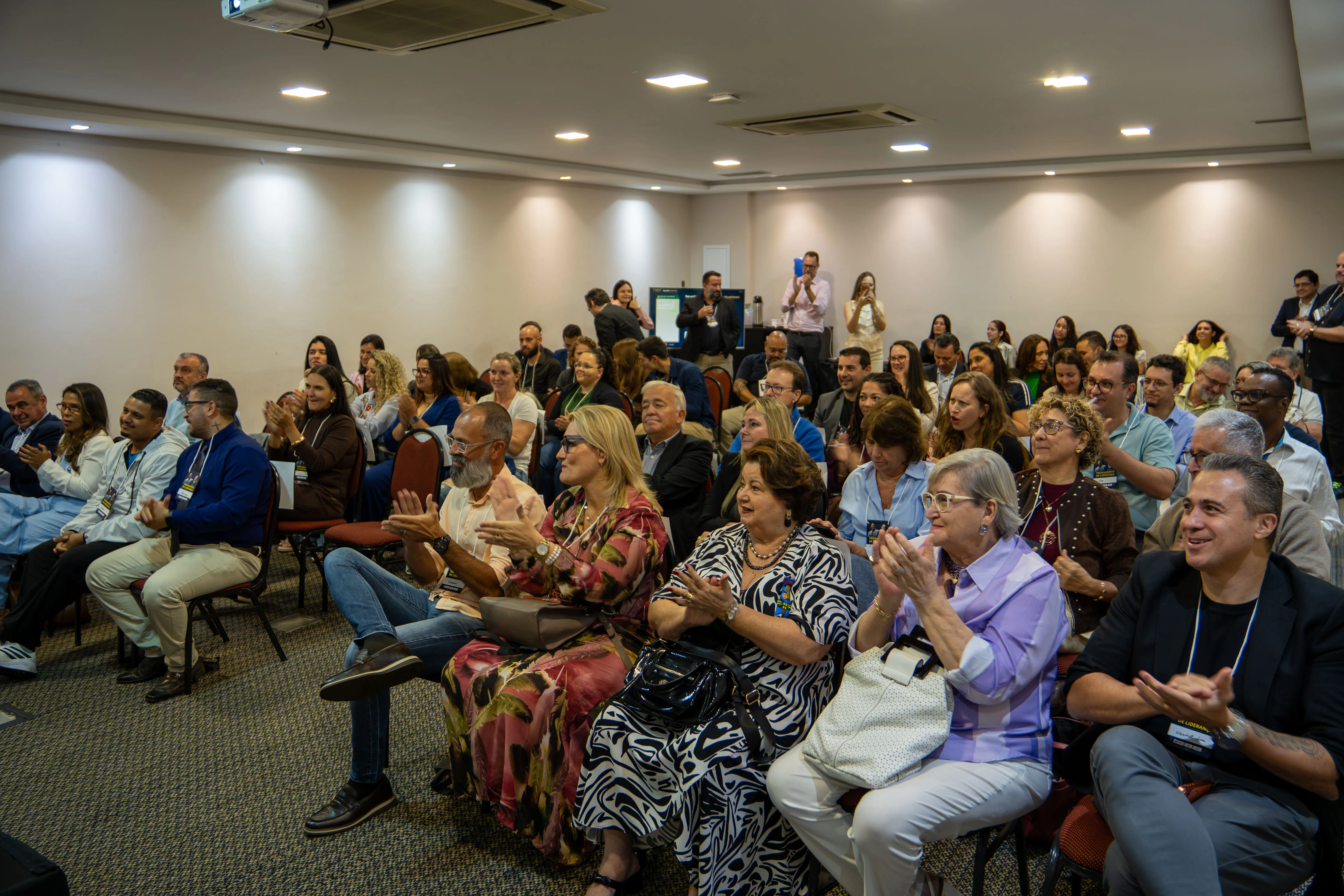 Participantes se reconhecendo pela primeira vez na entrada do RAROS