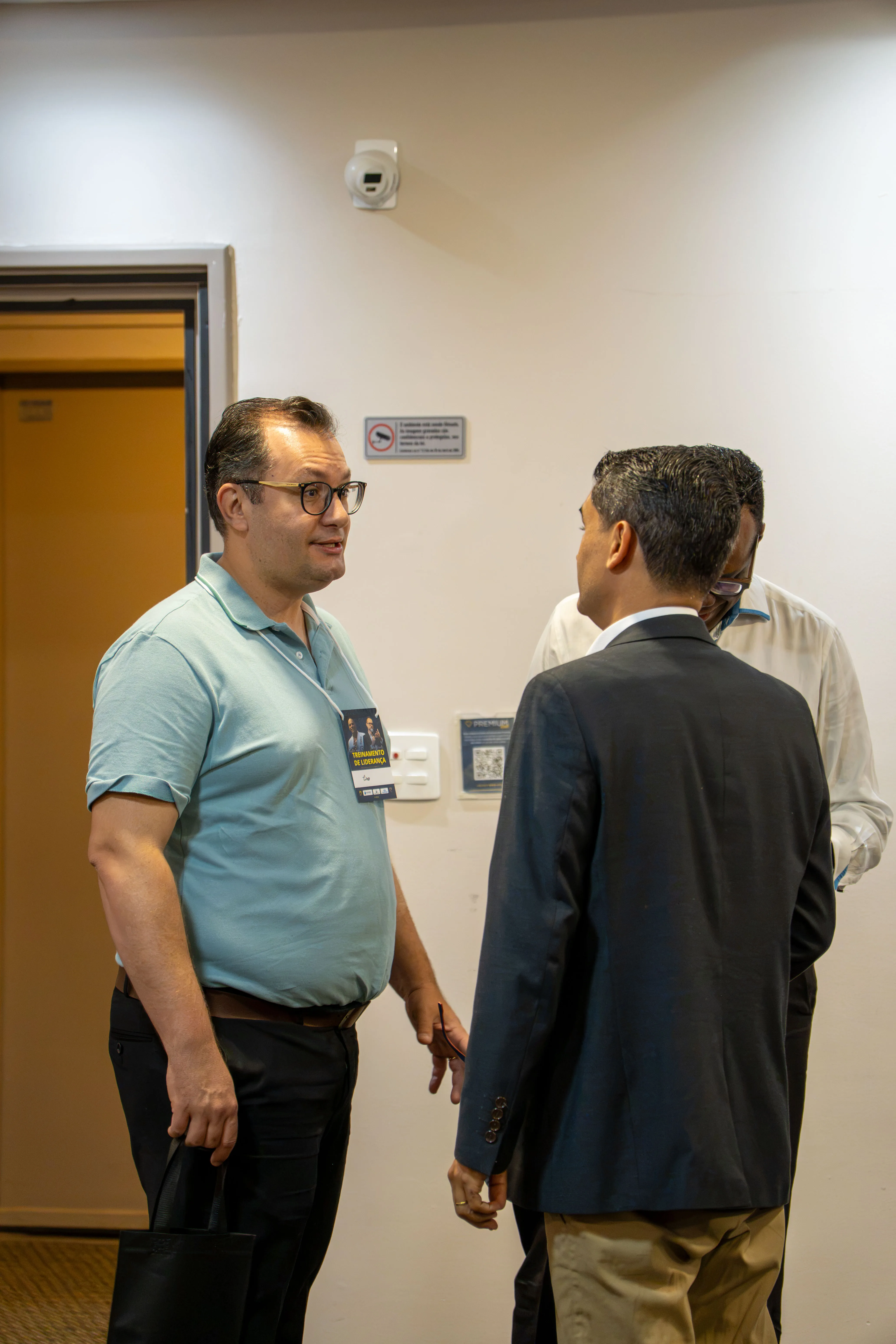 Dois participantes do RAROS em conversa próxima