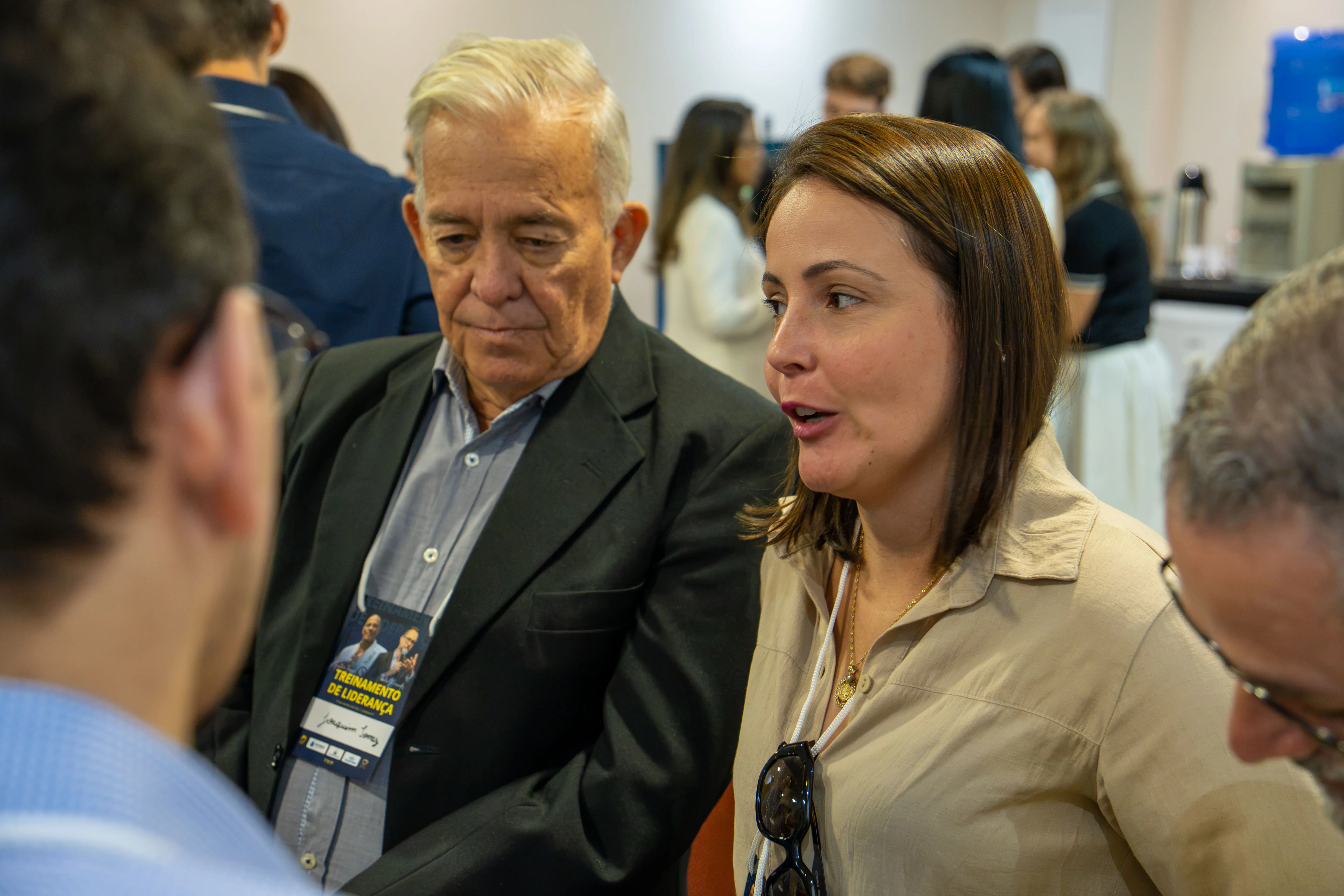 Grupo de participantes em atividade coletiva no RAROS