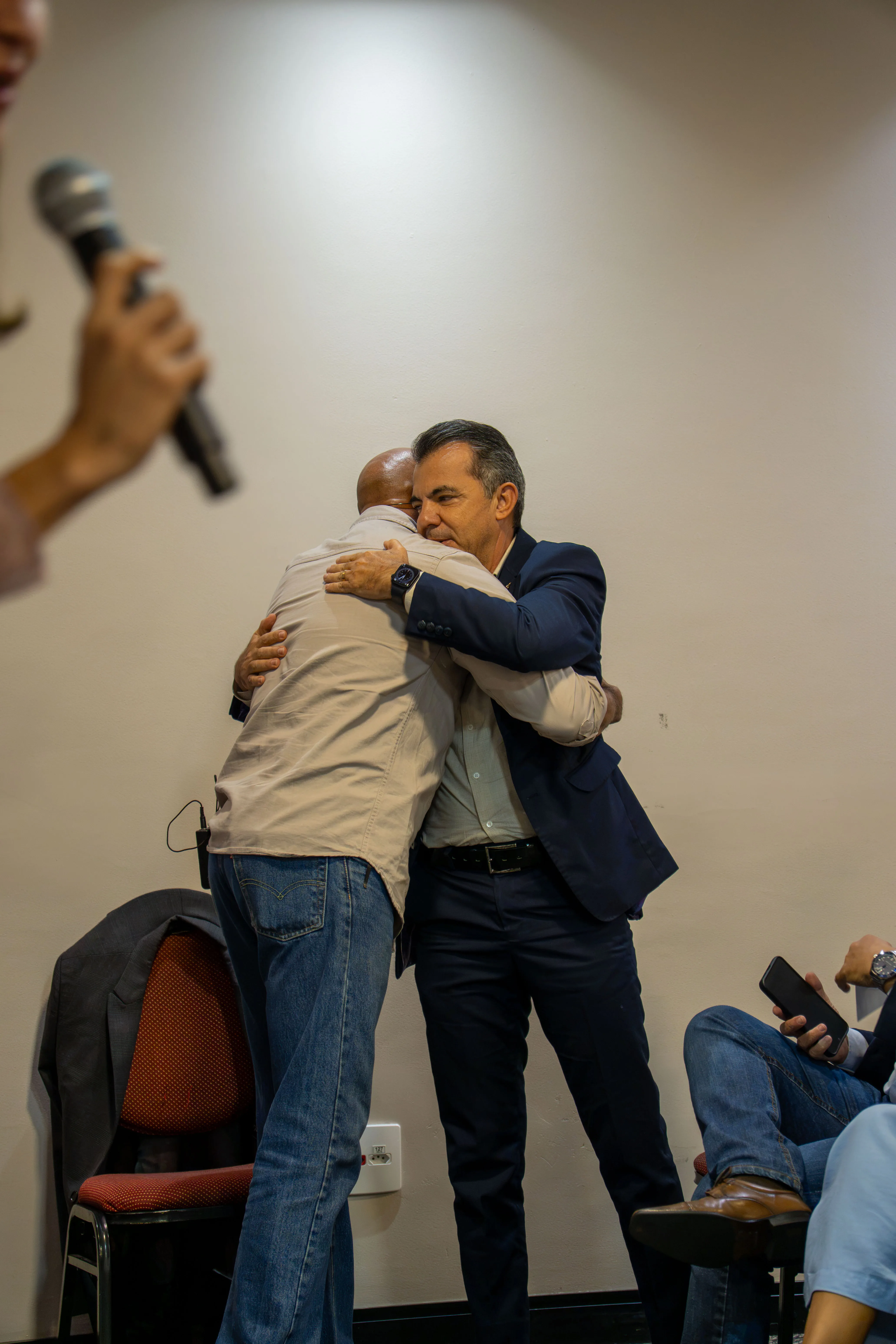 Participante assumindo a palavra diante do grupo no RAROS